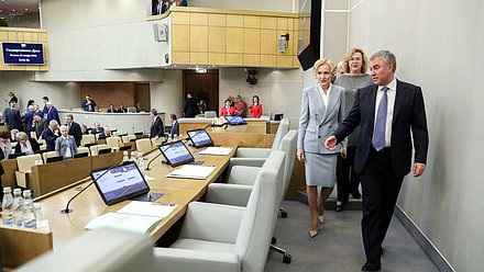 Председатель Государственной Думы Вячеслав Володин и заместитель Председателя Государственной Думы Ирина Яровая