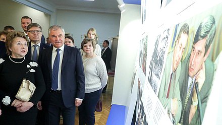 Председатель Государственной Думы Вячеслав Володин, вдова Геннадия Селезнева Ирина Селезнева и его дочь Ирина