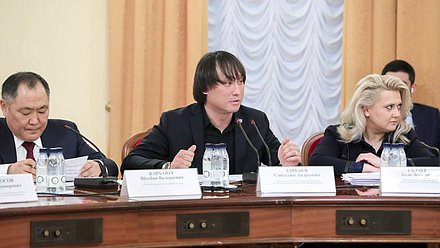 Заместитель Председателя Государственной Думы Шолбан Кара-оол, Председатель Комитета по туризму и развитию туристической инфраструктуры Сангаджи Тарбаев и член Комитета Алла Салаева