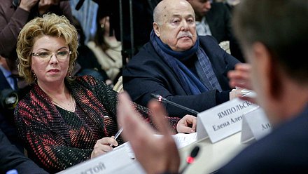Председатель Комитета по культуре Елена Ямпольская и актер и режиссер театра и кино Александр Калягин
