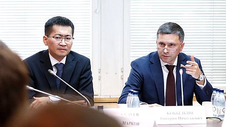 Председатель Комитета по экологии, природным ресурсам и охране окружающей среды Дмитрий Кобылкин и член Комитета Николай Будуев
