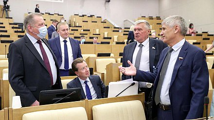 Председатель Комитета по экологии и охране окружающей среды Владимир Бурматов и заместитель Председателя Комитета по аграрным вопросам Алексей Лавриненко