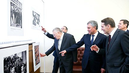 Председатель Государственной Думы Вячеслав Володин, директор Службы внешней разведки Сергей Нарышкин и руководитель фракции ЛДПР Владимир Жириновский