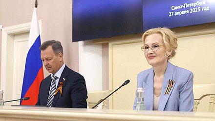 Первый заместитель Председателя Совета Федерации Андрей Яцкин и заместитель Председателя Государственной Думы Ирина Яровая