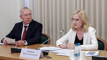 Председатель Комитета по контролю Олег Морозов и заместитель Председателя Государственной Думы Ирина Яровая
