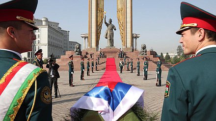 Chairman of the State Duma Viacheslav Volodin and members of the Russian delegation laid a wreath to the monument to Isma'il ibn Ahmad in Dushanbe