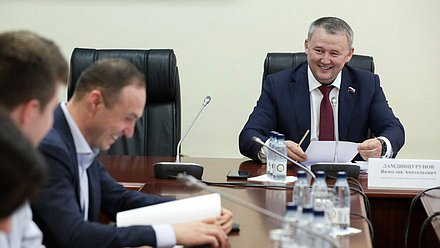 Член Комитета по молодежной политике Вячеслав Дамдинцурунов