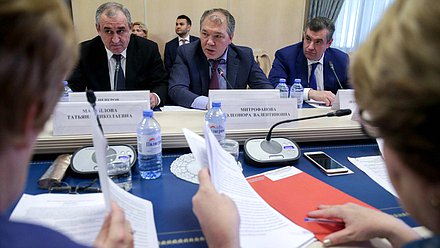 Заместитель Председателя Государственной Думы Сергей Неверов и Председатель Комитета по делам СНГ, евразийской интеграции и связям с соотечественниками Леонид Калашников