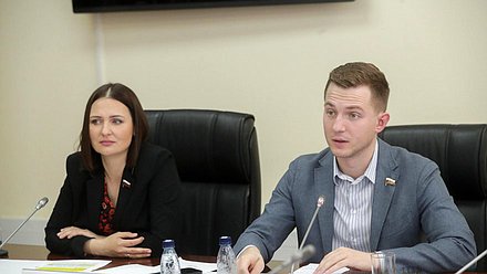 Первый заместитель Председателя Комитета по вопросам семьи, женщин и детей Татьяна Буцкая и Председатель Комитета по молодежной политике Артем Метелев