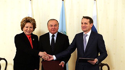 Второй международный парламентский форум. Подписание соглашения.Валентина Матвиенко, Элиас Костильо Гонсалес и Сергей Нарышкин.