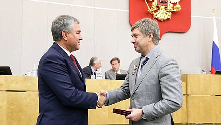 Председатель Государственной Думы Вячеслав Володин и Первый заместитель Председателя Комитета по транспорту и строительству Алексей Русских