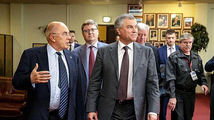 Председатель Государственной Думы Вячеслав Володин и ректор Санкт-Петербургского Гуманитарного Университета профсоюзов Александр Запесоцкий