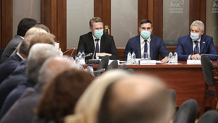 Министр здравоохранения РФ Михаил Мурашко, Председатель Комитета по охране здоровья Дмитрий Хубезов и Первый заместитель Председателя Комитета Леонид Огуль