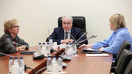 Заместитель Председателя Комитета по энергетике Наталья Назарова и Председатель Комитета Павел Завальный