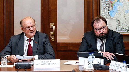 Руководитель фракции КПРФ Геннадий Зюганов и Министр цифрового развития, связи и массовых коммуникаций РФ Максут Шадаев