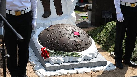Торжественная церемонии открытия памятника А.Н. Чилингарову
на Новодевичьем кладбище