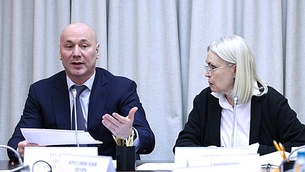 Руководитель Рособрнадзора Анзор Музаев и Председатель Комитета по просвещению Ирина Белых