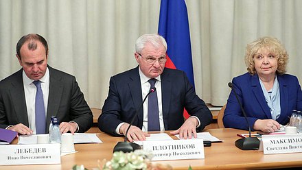 Статс-секретарь — заместитель Министра сельского хозяйства РФ Иван Лебедев, Первый заместитель Председателя Комитета по аграрным вопросам Владимир Плотников и экс-депутат Государственной Думы Светлана Максимова