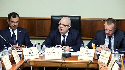 Председатель Комитета по вопросам собственности, земельным и имущественным отношениям Сергей Гаврилов и первые заместители Председателя Комитета Сергей Тен и Иван Сухарев