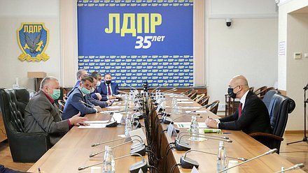 Руководитель фракции ЛДПР Владимир Жириновский и Министр финансов РФ Антон Силуанов