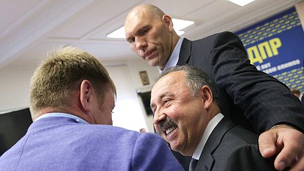 Члены Комитета по физической культуре, спорту, туризму и делам молодежи Валерий Газзаев и Николай Валуев