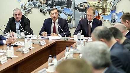 Заместитель Председателя Государственной Думы Сергей Неверов, Председатель Комитета по промышленности и торговле Владимир Гутенев и Министр по промышленности и торговли РФ Денис Мантуров