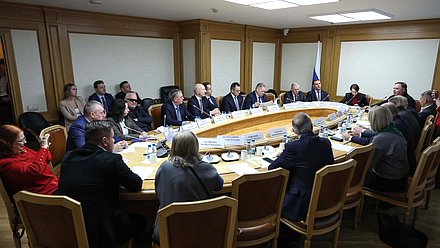 Заседание Круглого стола на тему "Нормативно-правовые аспекты обеспечения личных подсобных хозяйств и садоводов посадочным материалом"