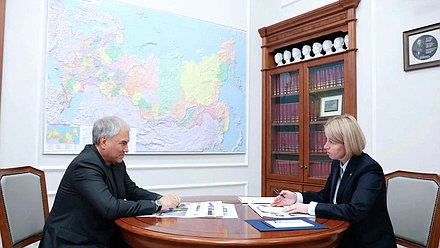 Председатель Государственной Думы Вячеслав Володин 
и временно исполняющая обязанности главы Удмуртской Республики Ольга Абрамова