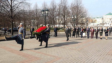 Председатель Жогорку Кенеша Киргизской Республики Марлен Маматалиев и члены делегации возложили цветы к Могиле Неизвестного солдата