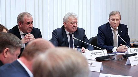 Заместитель Председателя Государственной Думы Сергей Неверов, Председатель Комитета по транспорту и развитию транспортной инфраструктуры Евгений Москвичев и Министр транспорта РФ Виталий Савельев