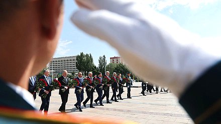 Председатель Государственной Думы Вячеслав Володин и главы делегаций стран-членов ОДКБ возложили цветы к Вечному огню на площади Победы в Бишкеке