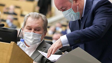 Первый заместитель Председателя Комитета по государственному строительству и законодательству Михаил Емельянов