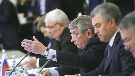 Ответственный секретарь Парламентской Ассамблеи ОДКБ Петр Рябухин и Председатель Государственной Думы Вячеслав Володин. Автор фото: Марат Абулхатин/Фотослужба Государственной Думы