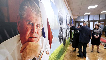 Открытие выставки, посвященной 85-летию члена Комитета по бюджету и налогам Геннадия Кулика