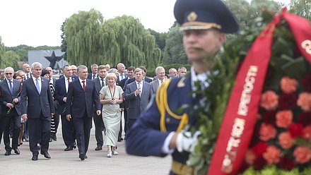 Возложение цветов к Вечному огню мемориального комплекса «Брестская крепость — герой»