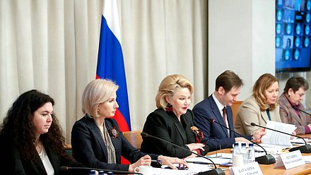 Председатель Комитета по вопросам семьи, женщин и детей Нина Останина и Первый заместитель Министра труда и социальной защиты РФ Ольга Баталина