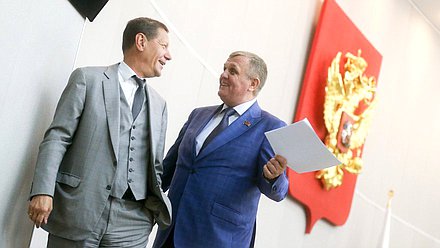 Первый заместитель Председателя Государственной Думы Александр Жуков и Первый заместитель Председателя Комитета по труду, социальной политике и делам ветеранов Николай Коломейцев