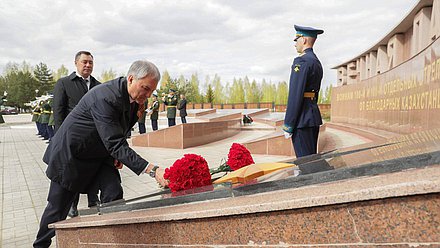 Председатель Государственной Думы Вячеслав Володин и Президент Киргизской Республики Садыр Жапаров посетили церемонию открытия Ржевского мемориала воинам-киргизам, погибшим в ходе Великой Отечественной войны на Ржевско-Вяземском направлении