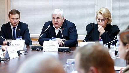 Заместитель Председателя Комитета по молодежной политике Владимир Исаков, Первый заместитель Председателя Комитета по делам СНГ, евразийской интеграции и связям с соотечественниками Казбек Тайсаев и Председатель Комитета по вопросам семьи, женщин и детей Нина Останина