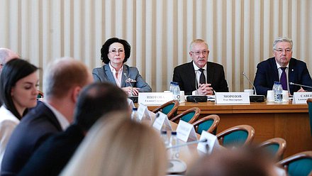 Исполняющий обязанности Председателя Счетной палаты РФ Галина Изотова, Председатель Комитета по контролю Олег Морозов и Директор Института государства и права РАН Александр Савенков