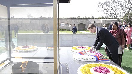 Официальный визит Председателя Государственной Думы Федерального Собрания Российской Федерации С.Е. Нарышкина в Республику Индию. Возложение венка к месту кремации Махатмы Ганди.