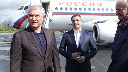 Председатель Государственной Думы Вячеслав Володин и губернатор Псковской области Михаил Ведерников