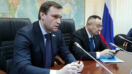 Председатель Комитета по строительству и жилищно-коммунальному хозяйству Сергей Пахомов и Министр строительства и жилищно-коммунального хозяйства РФ Ирек Файзуллин