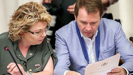 Председатель Комитета по культуре Елена Ямпольская и Художественный руководитель Государственного театра Наций Евгений Миронов