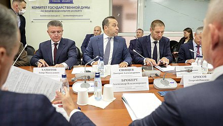 Заместитель Председателя Комитета по физической культуре и спорту Амир Хамитов, Председатель Комитета Дмитрий Свищев и Первый заместитель Председателя Комитета Дмитрий Пирог