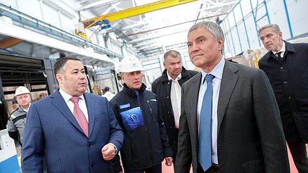 Председатель Государственной Думы Вячеслав Володин, губернатор Тверской области Игорь Руденя и президент ООО «ПК Транспортные системы» Феликс Винокур