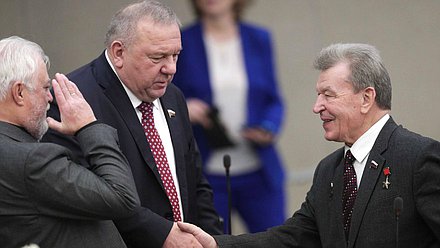 Председатель Комитета по обороне Владимир Шаманов и член Комитета по природным ресурсам, собственности и земельным отношениям Николай Антошкин