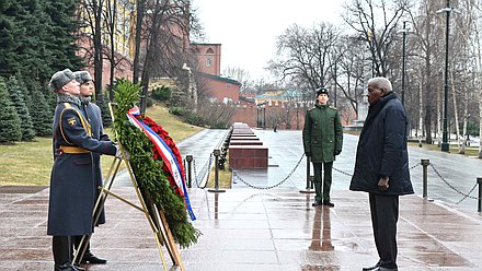 Председатель Национальной ассамблеи народной власти и Государственного Совета Республики Куба Эстебан Ласо Эрнандес возложил венок к Могиле Неизвестного солдата