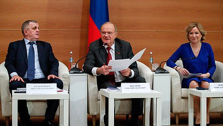 Первый заместитель Председателя Комитета по труду, социальной политике и делам ветеранов Николай Коломейцев, руководитель фракции КПРФ Геннадий Зюганов и Министр культуры РФ Ольга Любимова