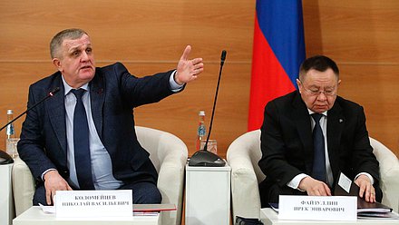 Первый заместитель Председателя Комитета по труду, социальной политике и делам ветеранов Николай Коломейцев и Министр строительства и ЖКХ РФ Ирек Файзуллин